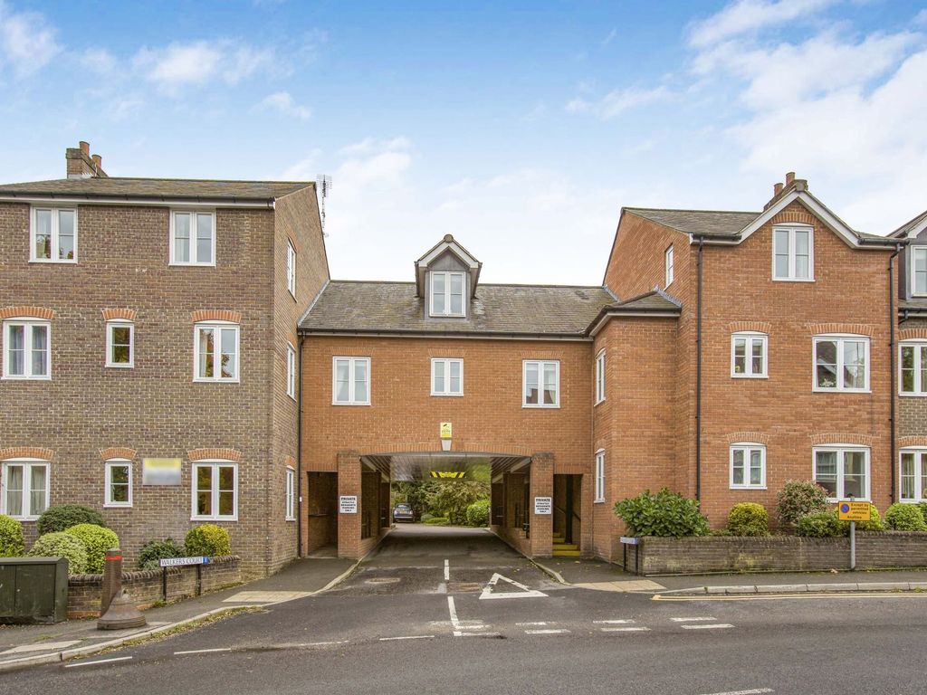 2 bed flat for sale in Southdown Road, Harpenden AL5, £380,000