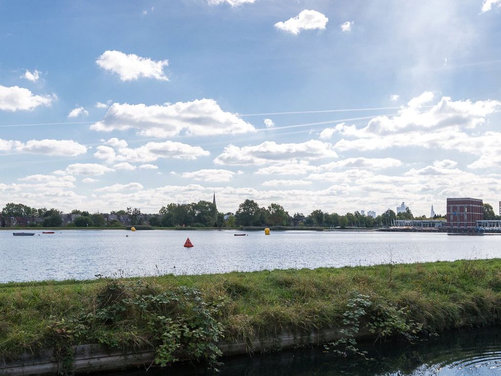 2 bed flat for sale in Woodberry Down, Hackney N4, £680,000