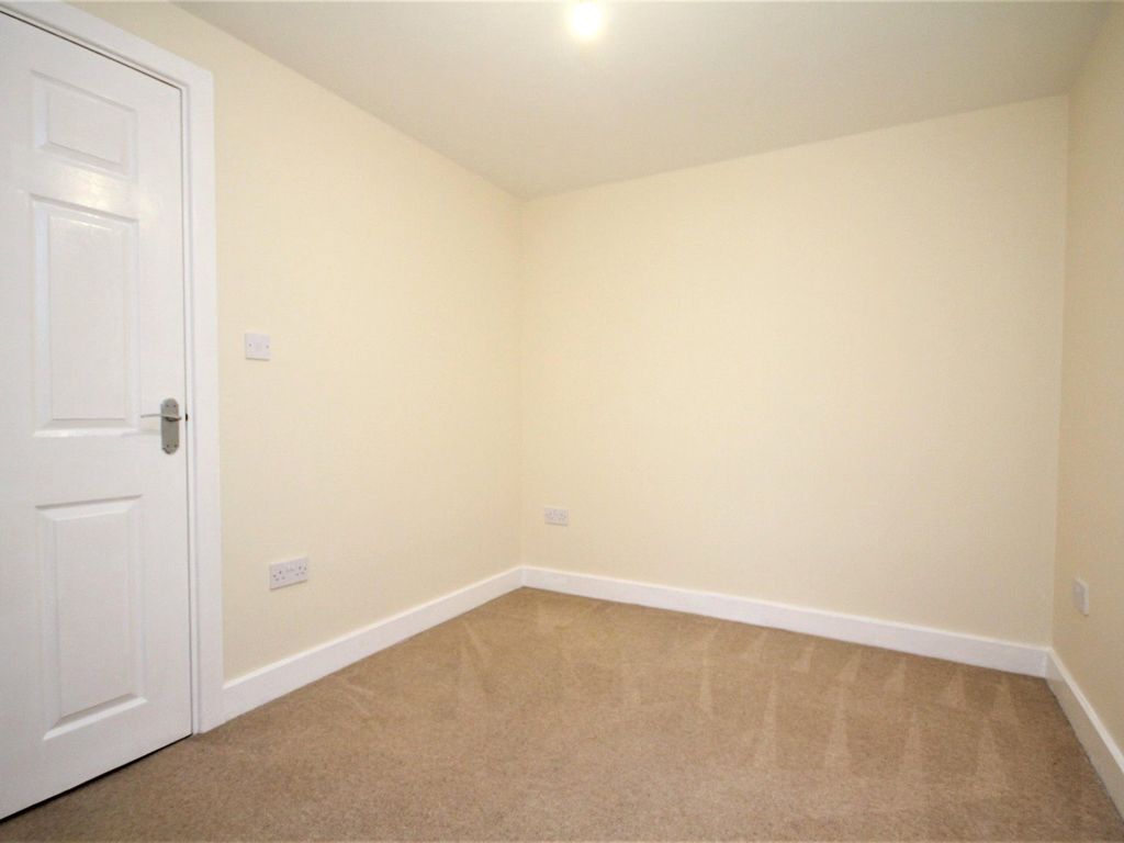 2 bed flat to rent in Montague Street, Worthing, West Sussex BN11, £1,100 pcm