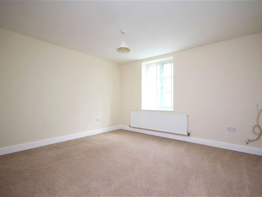 2 bed flat to rent in Montague Street, Worthing, West Sussex BN11, £1,100 pcm