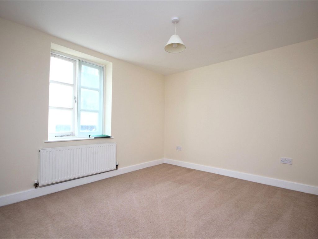 2 bed flat to rent in Montague Street, Worthing, West Sussex BN11, £1,100 pcm