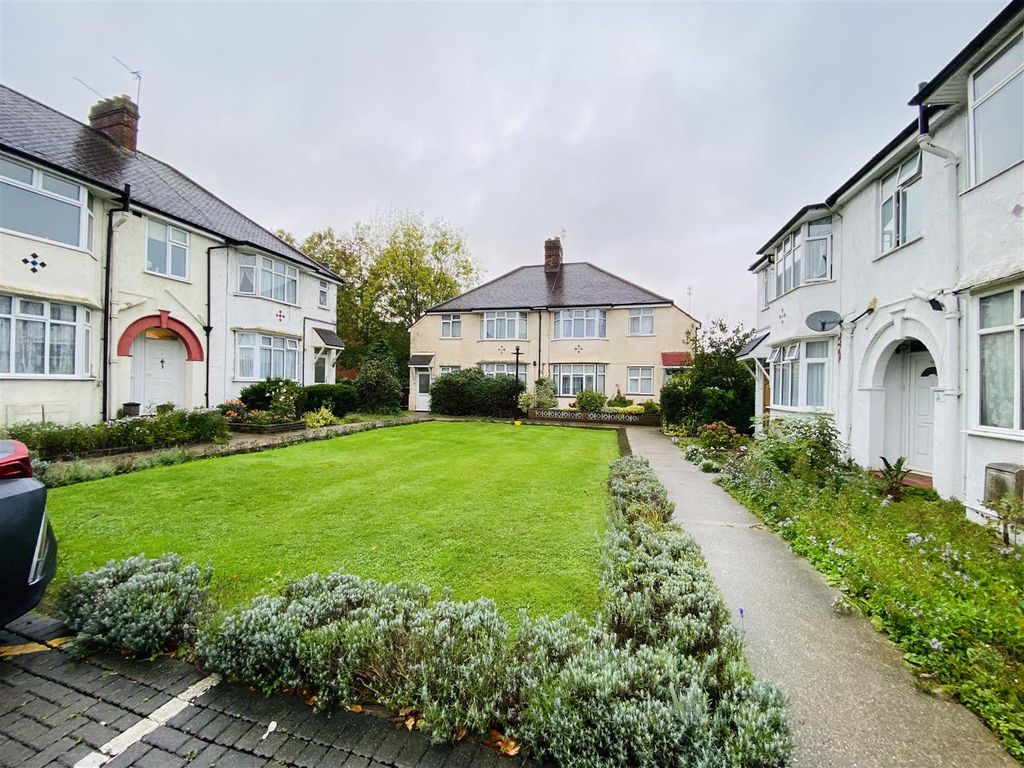 1 bed maisonette for sale in Colindeep Lane, London NW9, £260,000