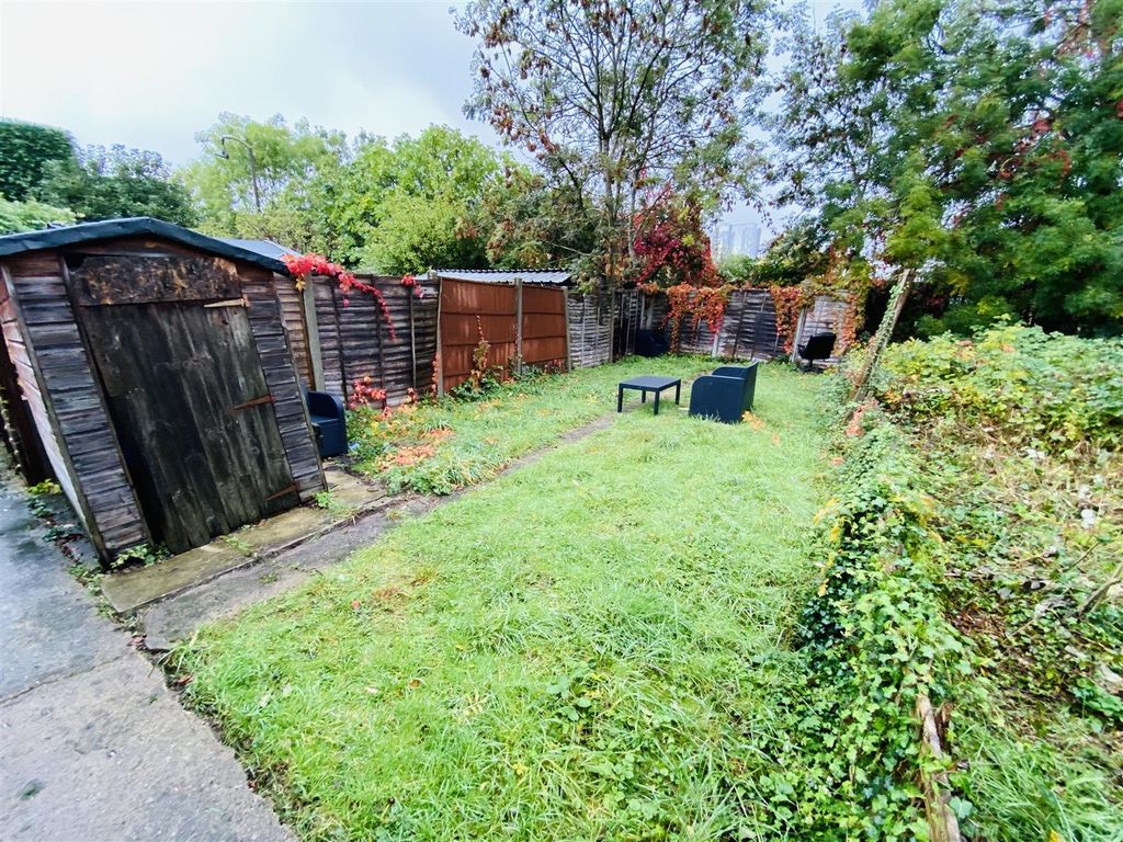 1 bed maisonette for sale in Colindeep Lane, London NW9, £260,000