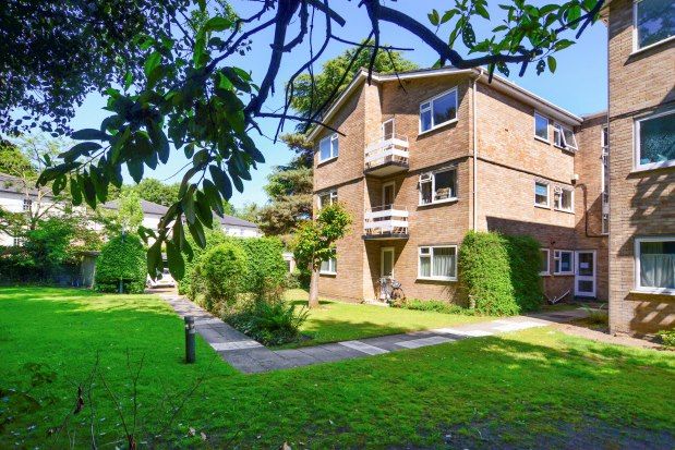 2 bed flat to rent in Coniston Court, Weybridge KT13, £1,600 pcm