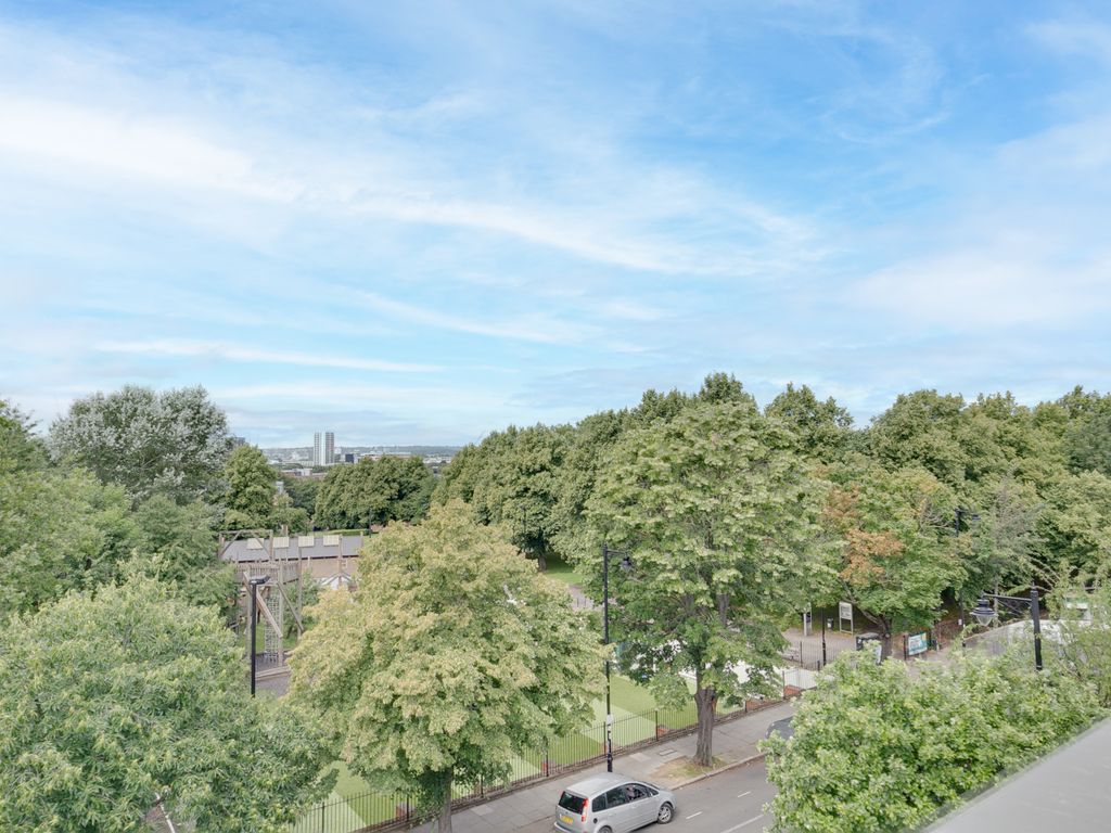 3 bed flat for sale in Barnsbury Road, London N1, £1,000,000