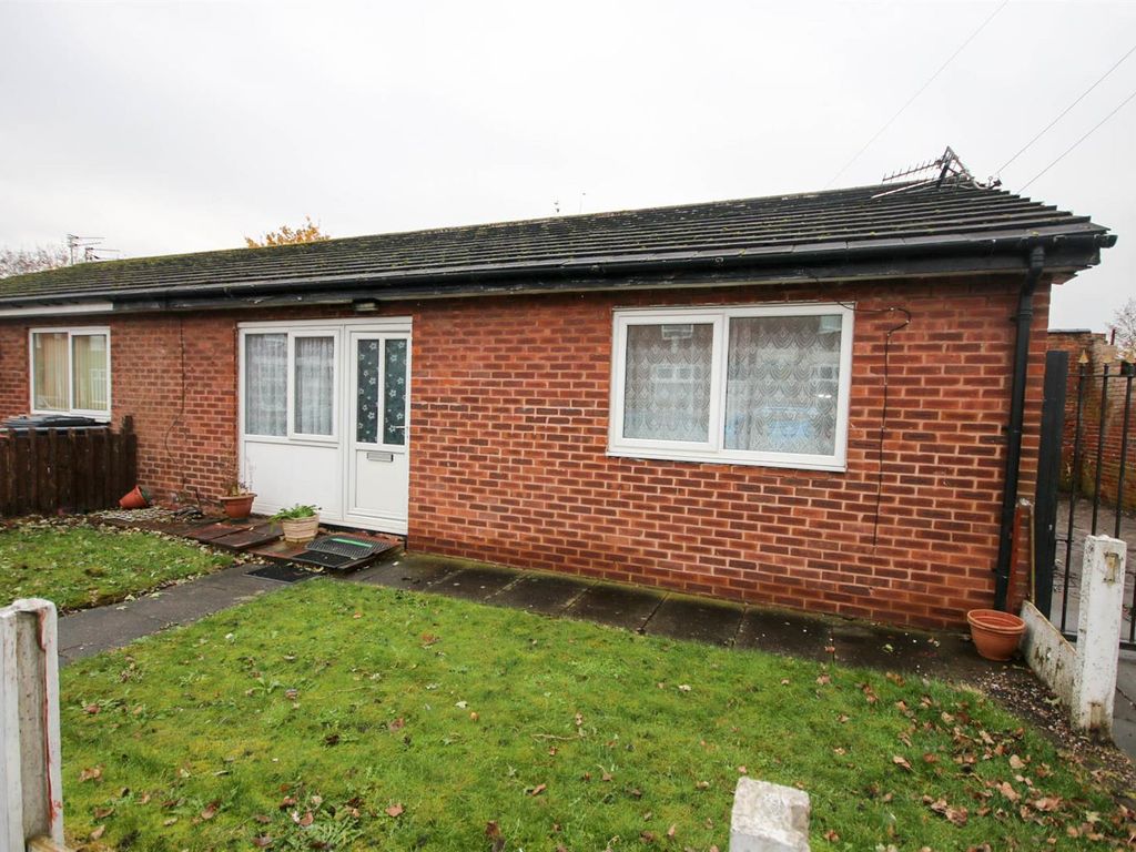 1 bed semi-detached bungalow to rent in Renshaw Street, Eccles, Manchester M30, £795 pcm