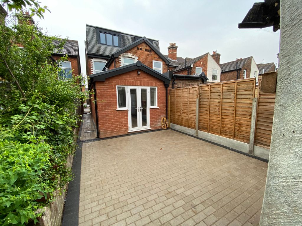 5 bed end terrace house to rent in George Road, Guildford GU1, £3,450 pcm