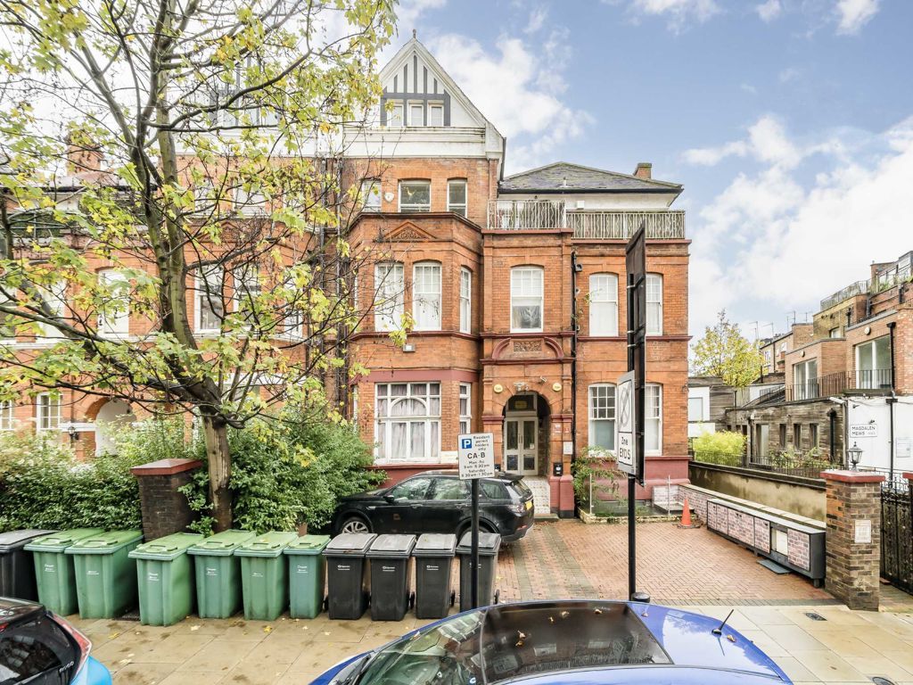 3 bed flat for sale in Frognal, London NW3, £1,999,999