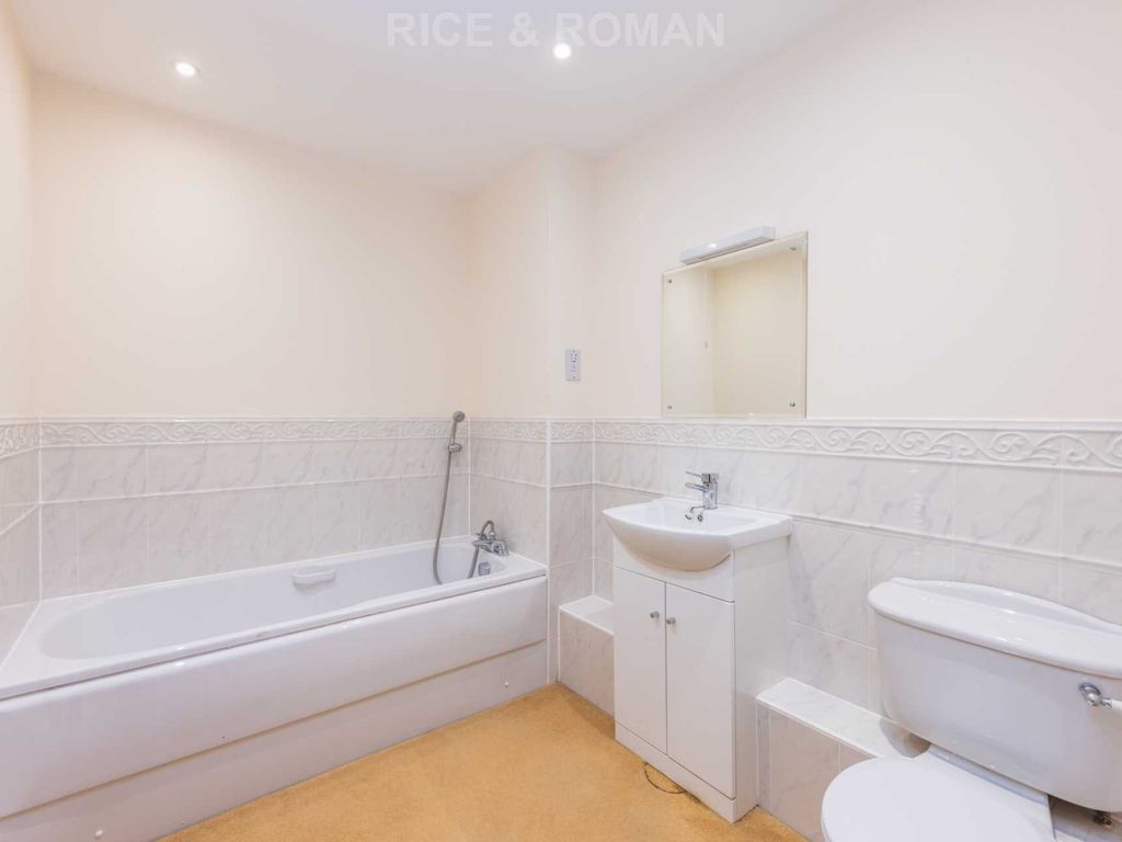2 bed flat for sale in Harroway Manor, Fetcham KT22, £409,950