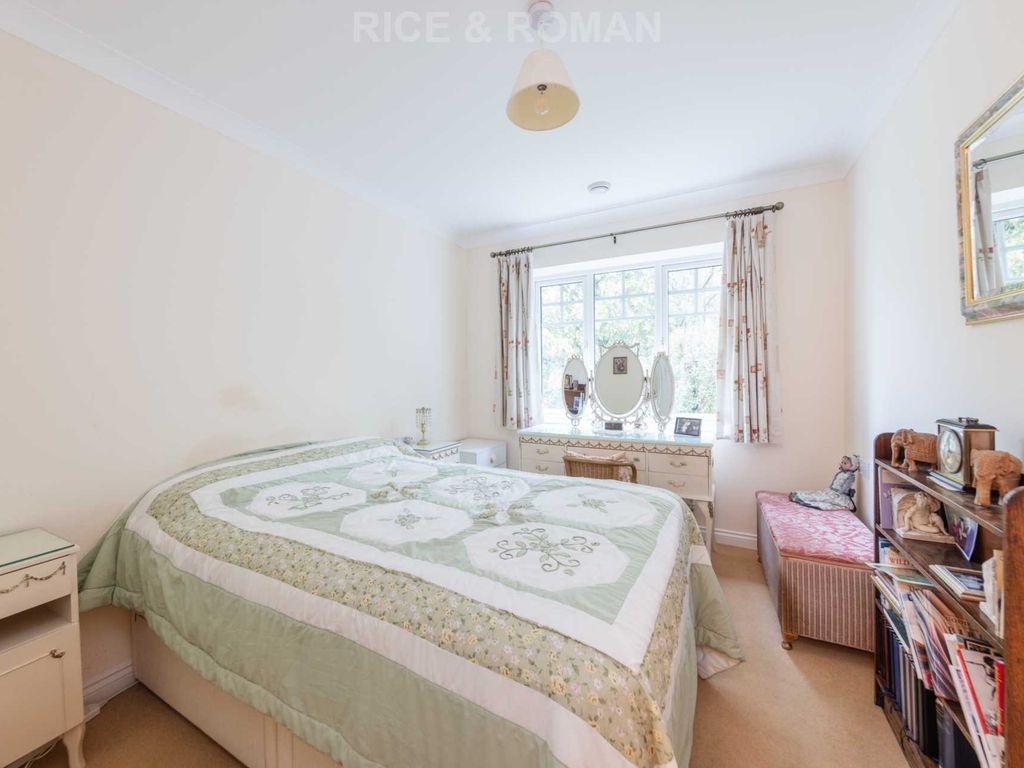 2 bed flat for sale in Harroway Manor, Fetcham KT22, £409,950