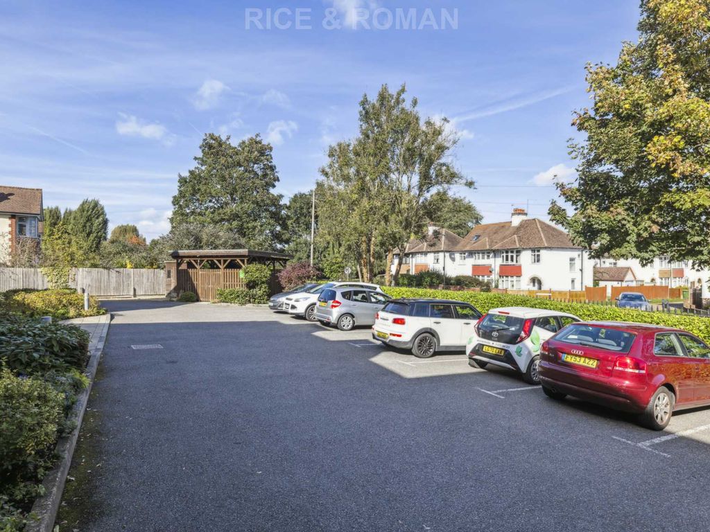 2 bed flat for sale in Harroway Manor, Fetcham KT22, £409,950