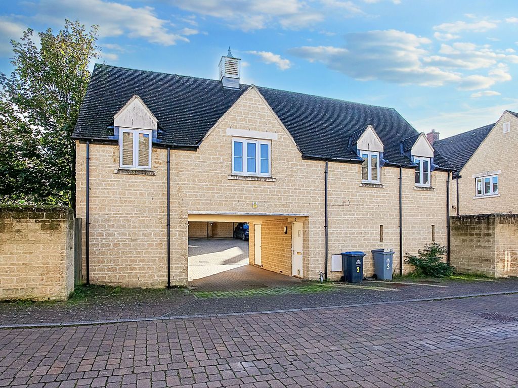 2 bed flat for sale in Northfield Row, Witney OX28, £255,000