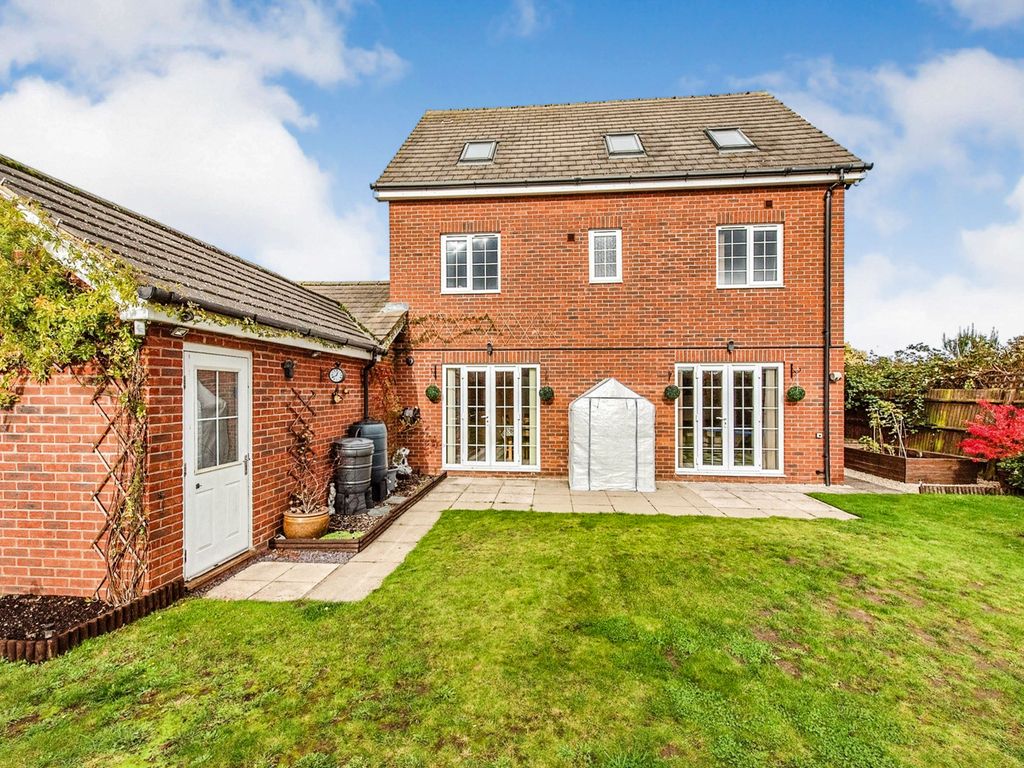 6 bed detached house for sale in Bilberry Close, Red Lodge, Bury St. Edmunds IP28, £400,000