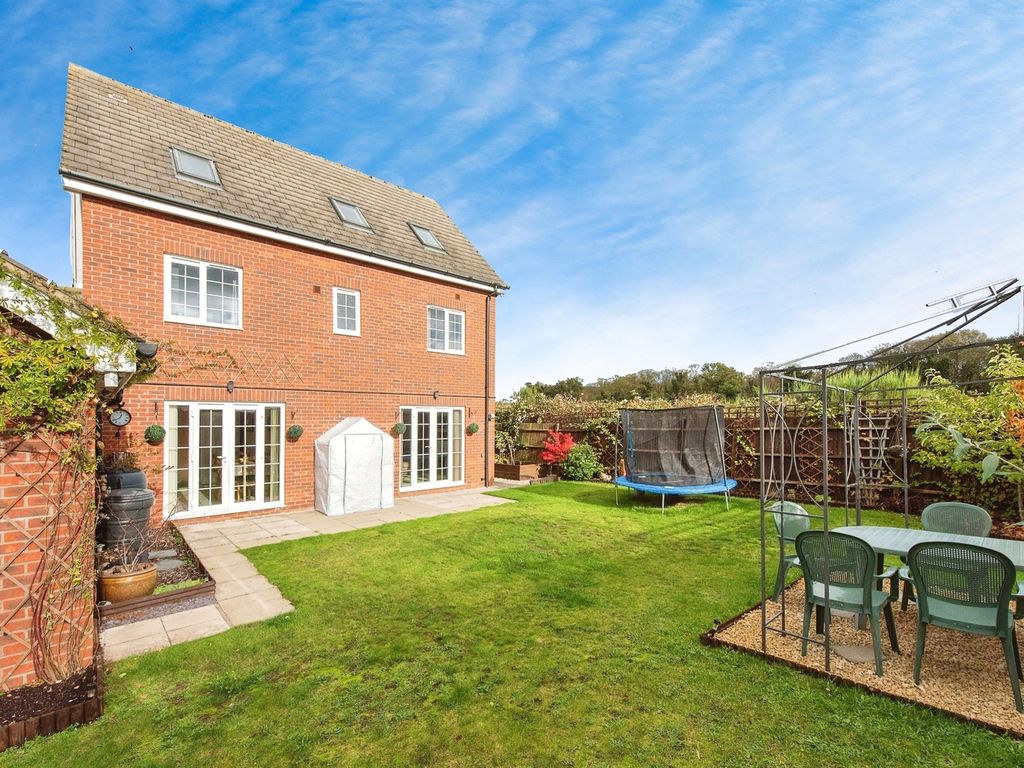 6 bed detached house for sale in Bilberry Close, Red Lodge, Bury St. Edmunds IP28, £400,000
