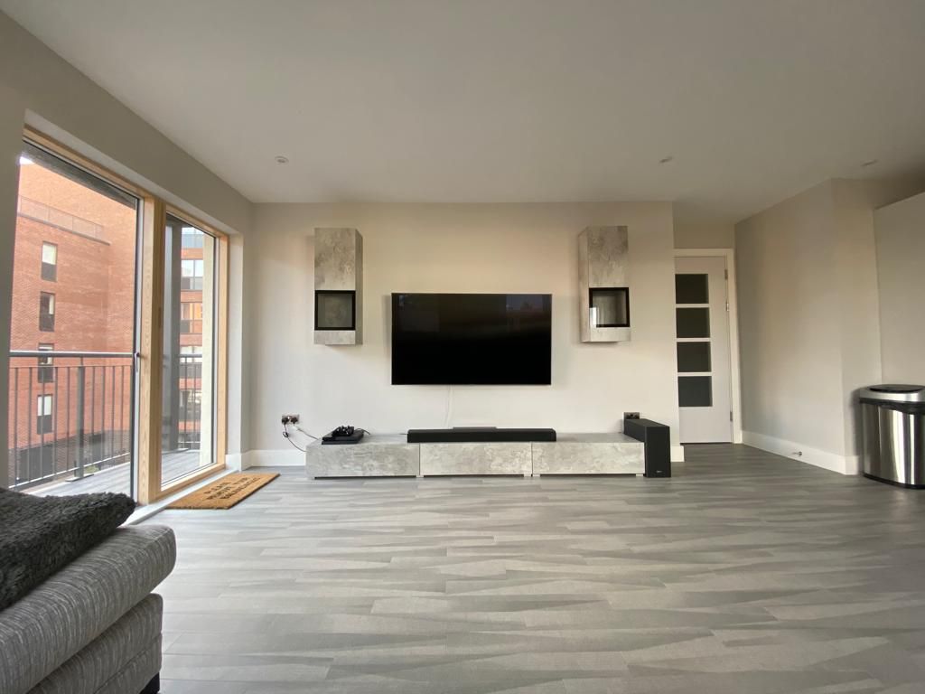 2 bed flat to rent in Stoke Road, Slough SL2, £2,000 pcm