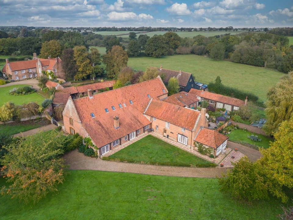 5 bed barn conversion for sale in Holverston, Norwich NR14, £950,000