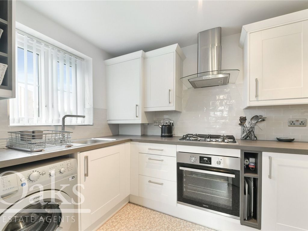 2 bed flat for sale in Arborfield Close, London SW2, £375,000