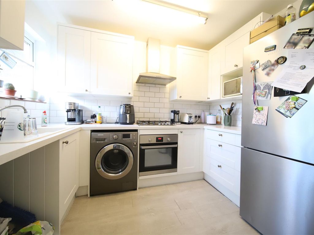 3 bed flat for sale in Onslow Parade, Hampden Square, London N14, £385,000