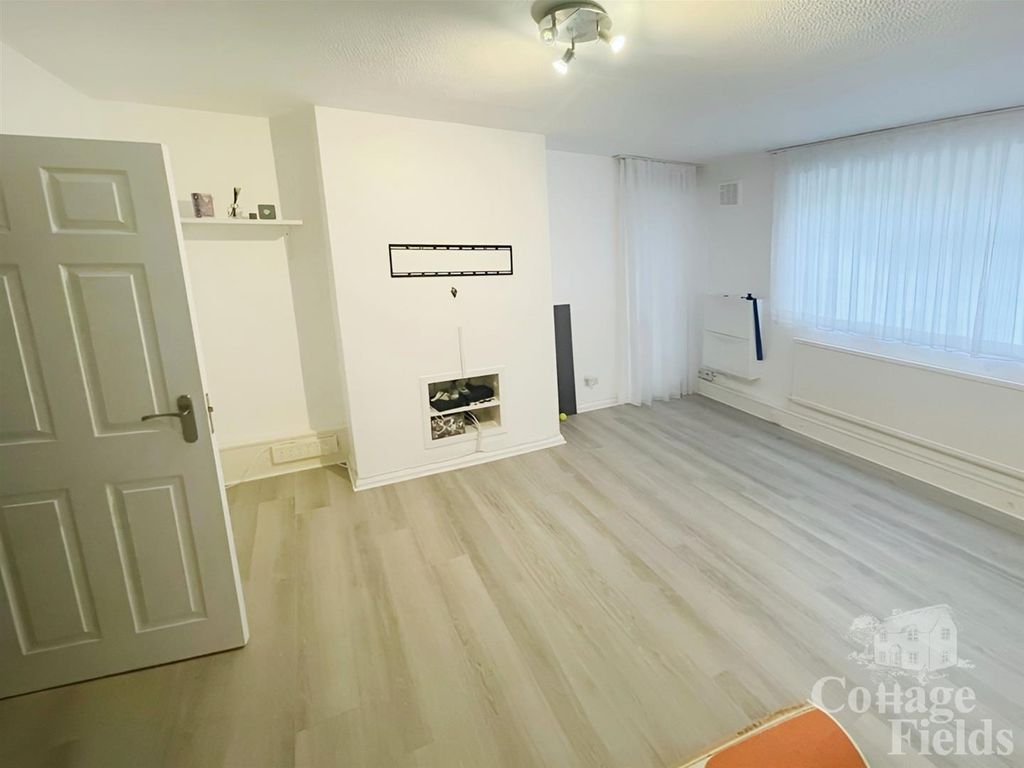 2 bed flat to rent in Reed Road, London N17, £2,000 pcm