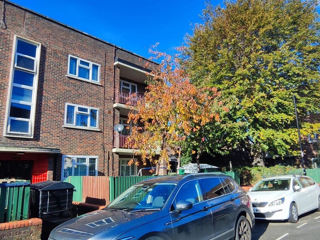 2 bed flat to rent in Reed Road, London N17, £2,000 pcm