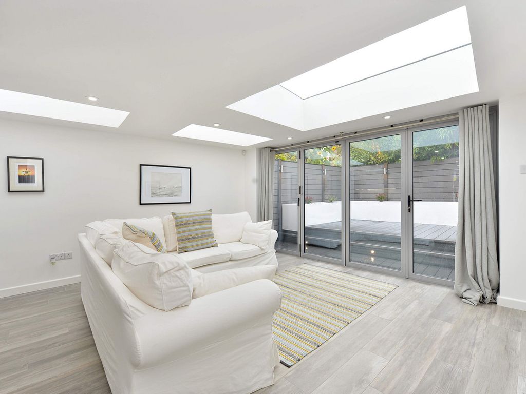 2 bed flat for sale in Broughton Road, Fulham SW6, £779,950