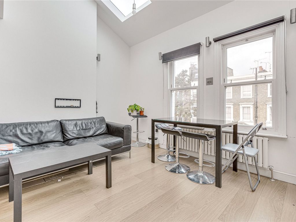 3 bed flat for sale in Harwood Road, Fulham Broadway SW6, £665,000