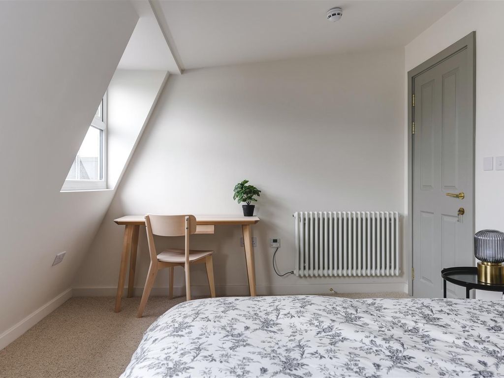 2 bed flat for sale in Chatsworth Road, London E5, £500,000