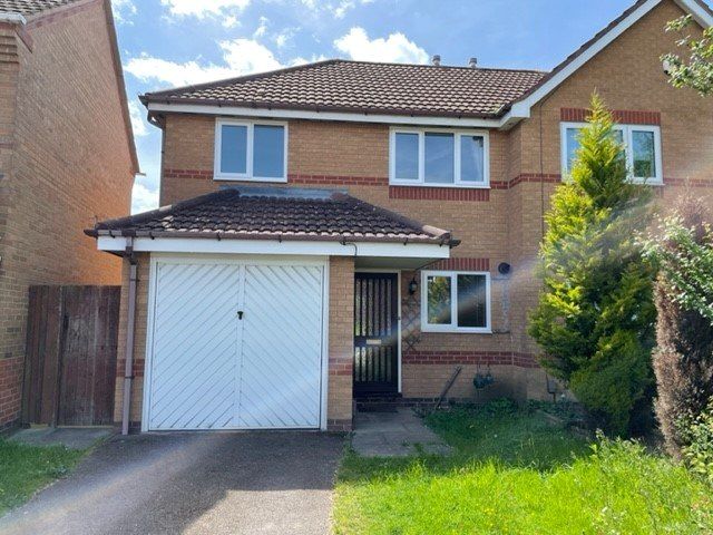 3 bed semi-detached house to rent in Hogarth Close, Hinckley LE10, £900 pcm
