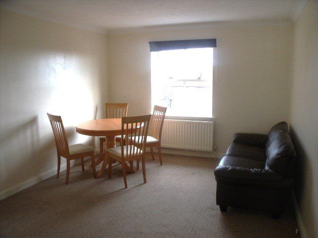 1 bed flat to rent in Kennet Square, Mitcham CR4, £1,250 pcm