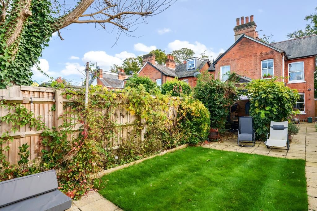 2 bed cottage for sale in Bagshot, Surrey GU19, £400,000