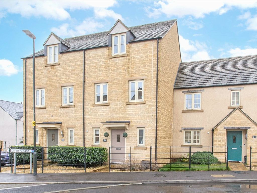 3 bed town house for sale in De Borg Close, Tetbury GL8, £400,000