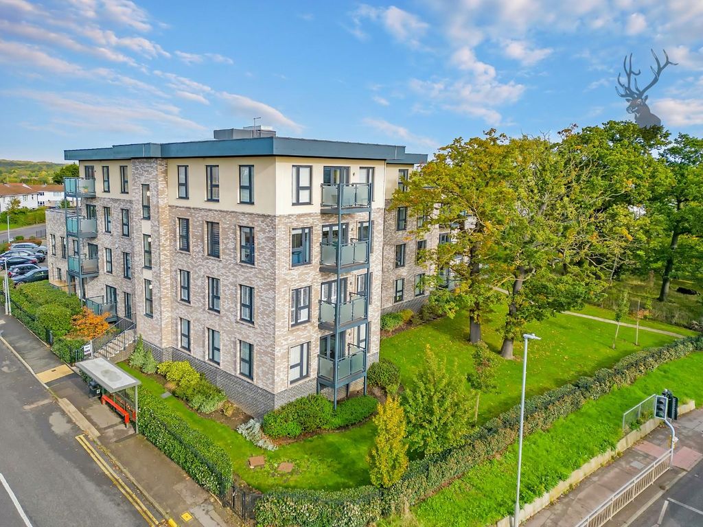 2 bed flat for sale in Newmans Lane, Loughton IG10, £400,000