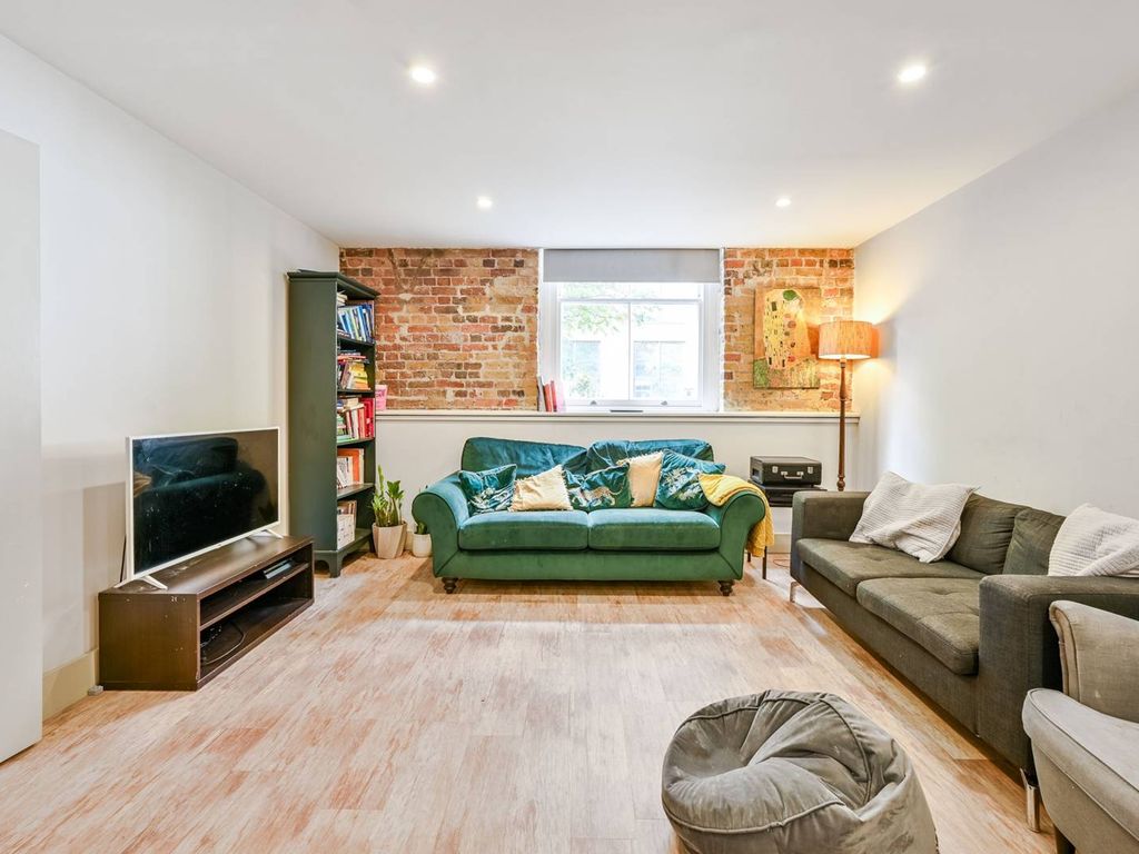 3 bed flat to rent in Major Draper Street, Woolwich, London SE18, £2,400 pcm
