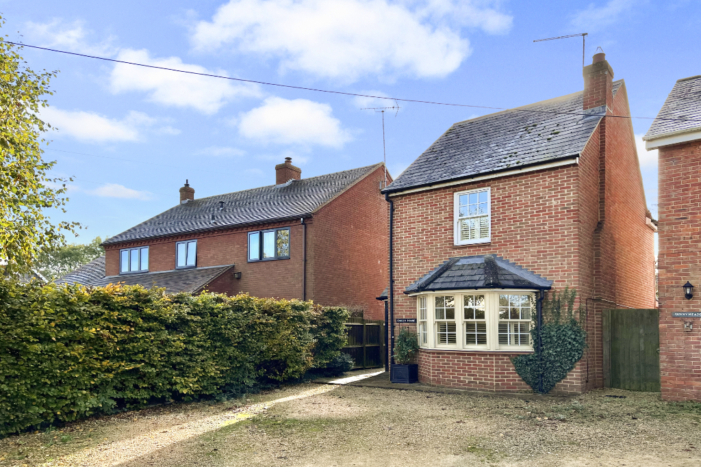 3 bed detached house for sale in Broad Street, Uffington SN7, £425,000