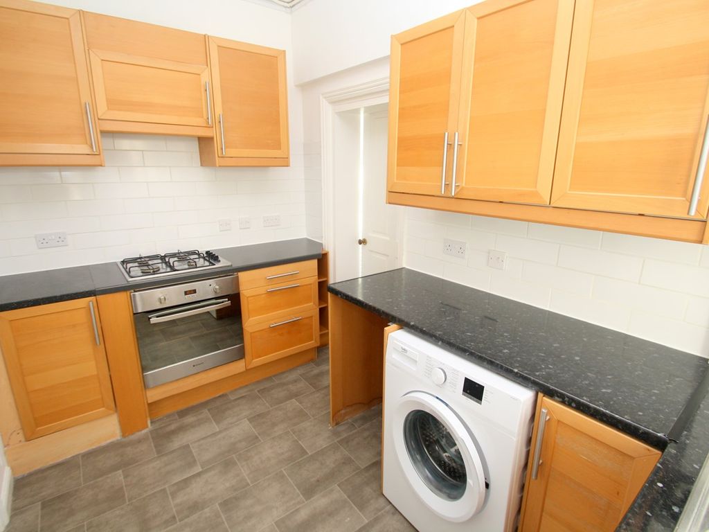 2 bed flat to rent in Ferndale Road, Ashford TW15, £1,350 pcm