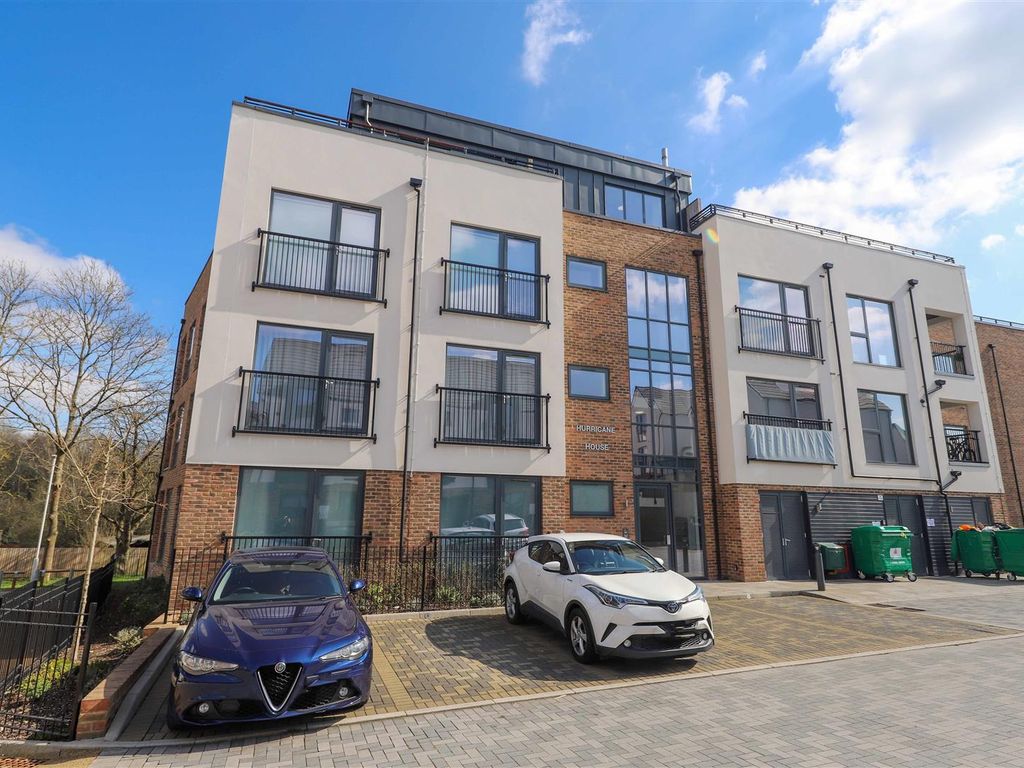 2 bed flat for sale in Kenley Place, Uxbridge UB10, £425,000
