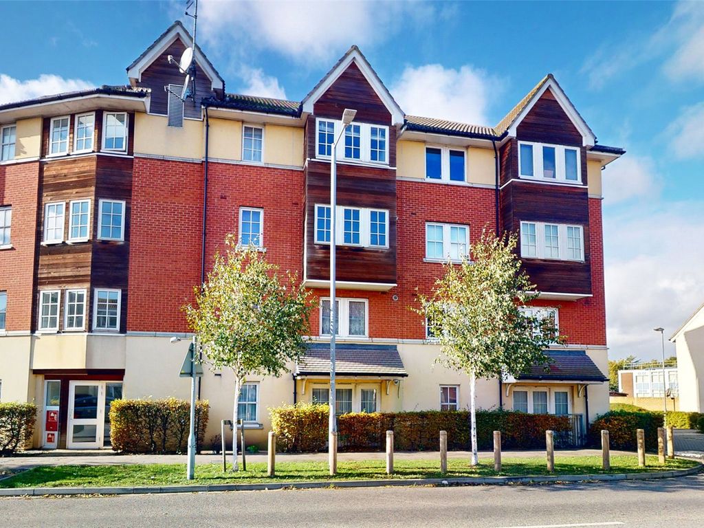 1 bed flat for sale in Churchill Avenue, Basildon, Essex SS14, £175,000