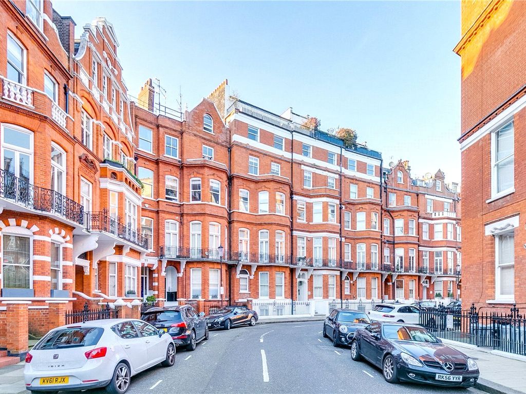 2 bed flat for sale in Egerton Gardens, Chelsea, London SW3, £1,000,000