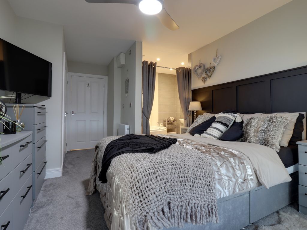 2 bed flat for sale in Esplanade, Porthcawl CF36, £325,000