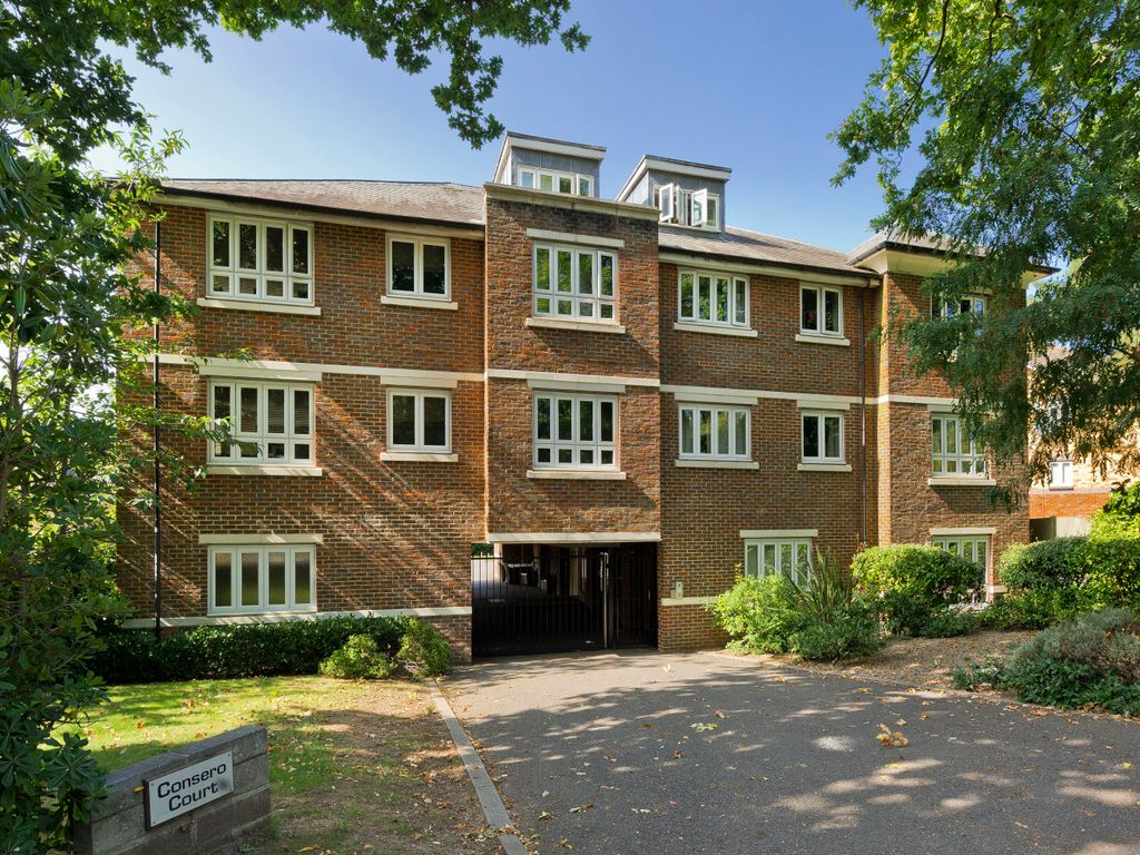 2 bed flat to rent in Brooklands Road, Weybridge KT13, £3,250 pcm