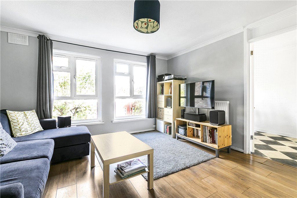 2 bed flat for sale in Cheriton Close, London W5, £450,000