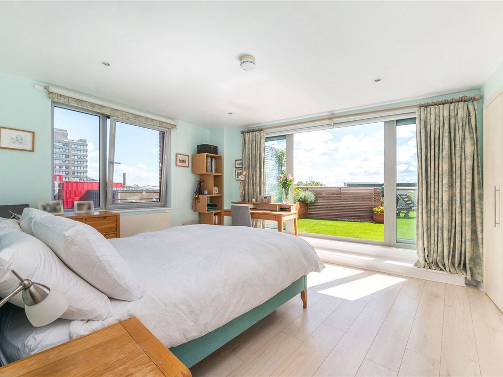 3 bed flat for sale in Garand Court, Eden Grove N7, £950,000