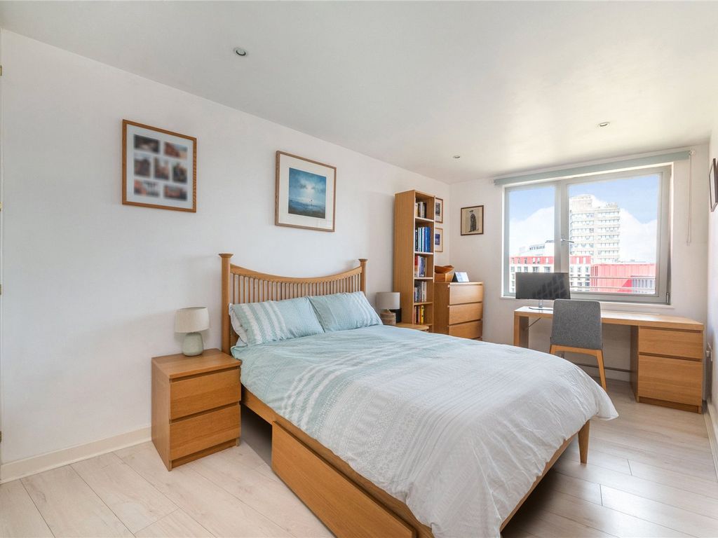 3 bed flat for sale in Garand Court, Eden Grove N7, £950,000