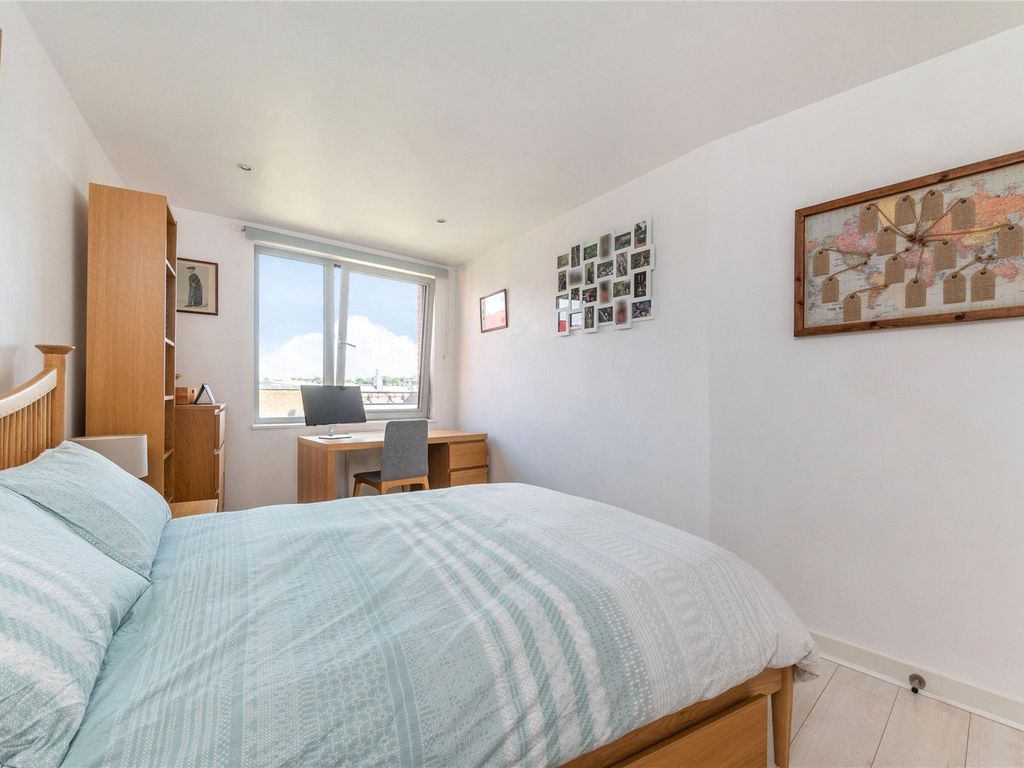 3 bed flat for sale in Garand Court, Eden Grove N7, £950,000