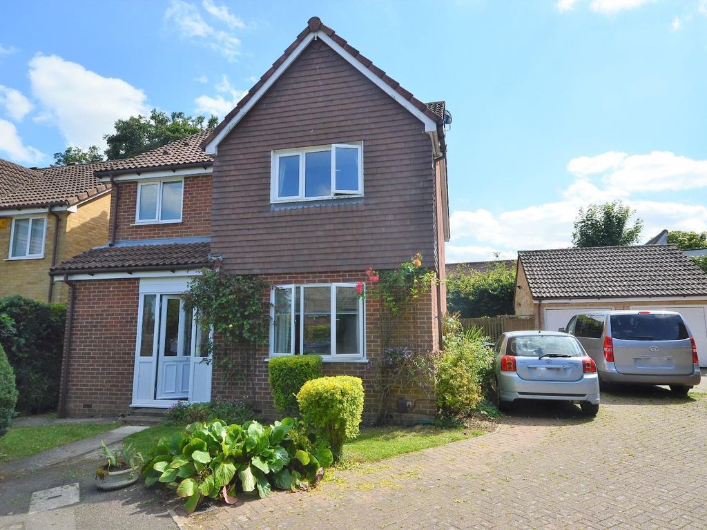 4 bed detached house to rent in Canon Woods Way, Kennington, Ashford TN24, £1,750 pcm