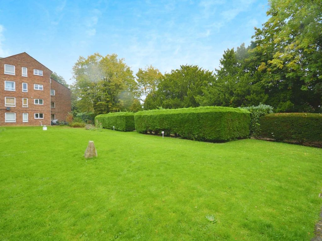 1 bed flat for sale in Plantation Road, Amersham HP6, £175,000