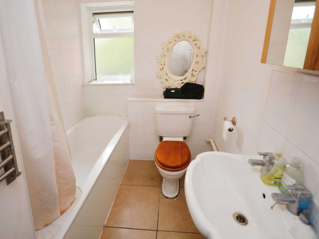 1 bed flat for sale in Plantation Road, Amersham HP6, £175,000