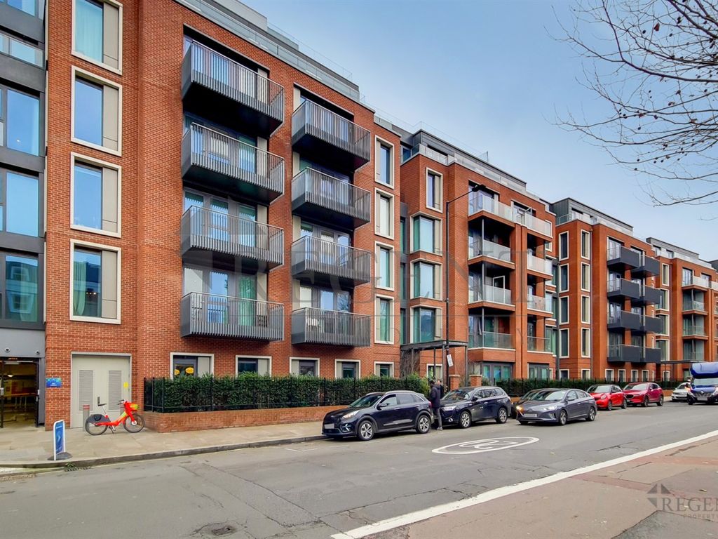 2 bed flat to rent in Handley House, Hammersmith W6, £3,350 pcm