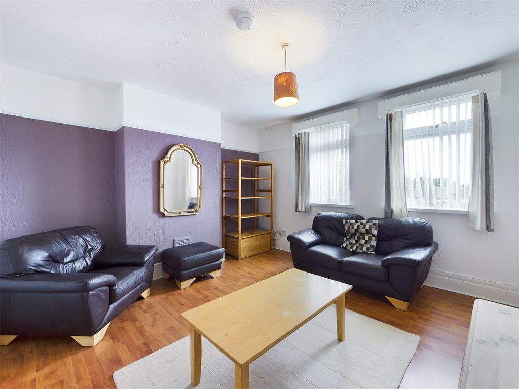 3 bed flat to rent in Kenton Road, Gosforth NE3, £950 pcm