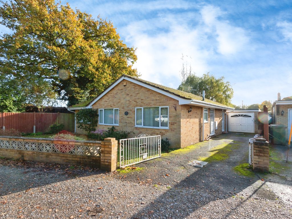 3 bed bungalow for sale in Aldermaston Road, Pamber Green, Tadley, Hampshire RG26, £500,000
